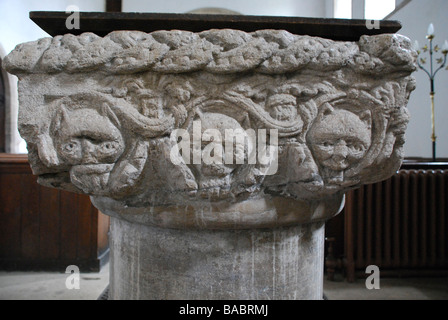 Font in Castle Rising Chiesa Parrocchiale vicino a Kings Lynn Norfolk East Anglia England Gran Bretagna Foto Stock