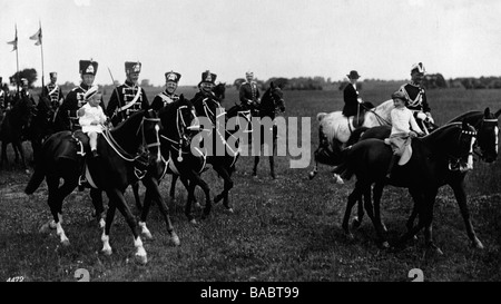 William, 6.5.1882 - 20.7.1951, Principe ereditario tedesco 1888 - 1918, con i suoi figli Wilhelm Friedrich e Louis Ferdinand durante una parata del 1st Leibhusarenregiment, cartolina fotografica dopo la foto di G. Berger, Potsdam, Germania, circa 1910, Foto Stock