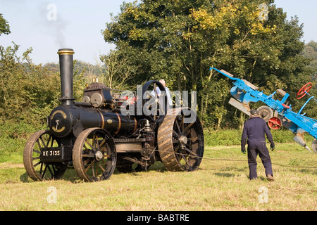 Motore di trazione che alimenta un vintage a vapore aratro condotto ad una fiera di paese, 2008 Foto Stock