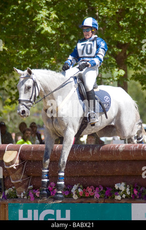 Adelaide International Horse Trials 2005 concorrente jumping barriera durante cross country course in Australia Foto Stock