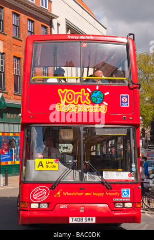 Un rosso York Citysightseeing bus nella città di York,Yorkshire, Regno Unito Foto Stock