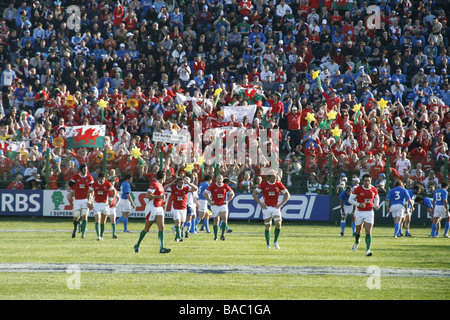 Rugby gallese i giocatori e tifosi di spettatori a Roma per il sei nazioni galles match contro Italia 2009 Foto Stock