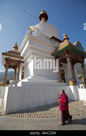 Bhutanse uomo che prega camminare intorno al Memorial Chorten Thimpu Bhutan 90941 Verticale Bhutan-Thimphu Foto Stock