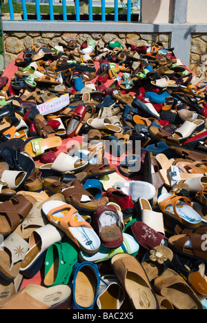 Scarpe estive a viale lungomare mercato in Hania Creta Grecia Europa Foto Stock