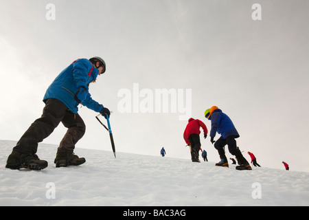 Un gruppo di alpinisti Cairngorm ascendente in Cairngorm National Park in Scozia UK Foto Stock