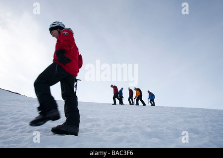 Un gruppo di alpinisti Cairngorm ascendente in Cairngorm National Park in Scozia UK Foto Stock