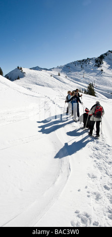 Gruppo con una guida sul tour con racchette da neve nella Foresta di Bregenz Foto Stock