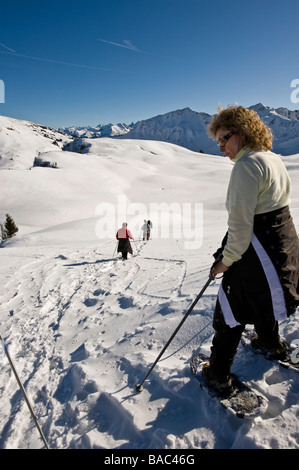 Gruppo con una guida sul tour con racchette da neve nella Foresta di Bregenz Foto Stock