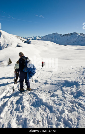 Gruppo con una guida sul tour con racchette da neve nella Foresta di Bregenz Foto Stock