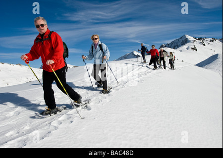 Gruppo con una guida sul tour con racchette da neve nella Foresta di Bregenz Foto Stock