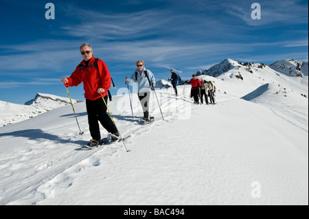 Gruppo in gita con le ciaspole nella Foresta di Bregenz Foto Stock