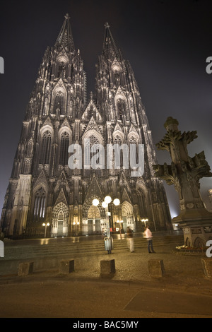 Aspetto anteriore della cattedrale di Colonia di notte Foto Stock