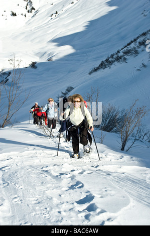 Gruppo in gita con le ciaspole nella Foresta di Bregenz Foto Stock