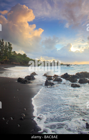 Drammatico tramonto su Hana Bay sulla costa nordorientale di Maui, Hawaii, nella città di Hana Foto Stock