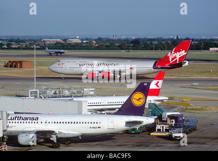 Visualizza piani di tassazione all'aeroporto di Heathrow prendere dall'ex visualizzazione terrazza sulla sommità dell'edificio regine Foto Stock