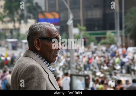 Il vecchio uomo orologi la processione del Venerdì santo, Medellin, Colombia Foto Stock