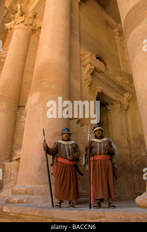 Jordanian uomini vestiti come guerrieri Nabatean all'ingresso il Khazneh nelle antiche Nabatean città di Petra in Giordania Foto Stock