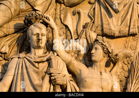 Francia, Parigi, Place Charles de Gaulle, l'Arc de Triomphe, Napoleone coronato dalla vittoria Foto Stock