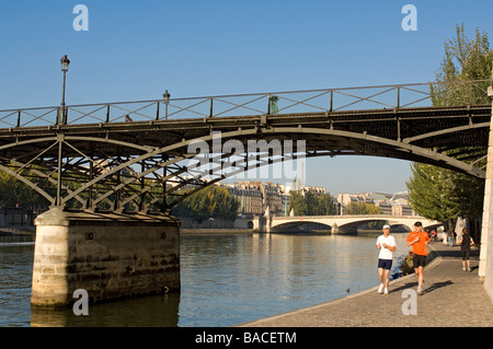 Francia, Parigi, le rive della Senna , Pont des Arts oltre la Senna Foto Stock