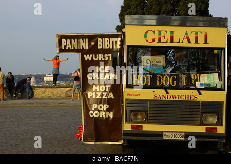 Ice-cream van sulla collina del Gianicolo, con turisti in background, in Roma, Italia. Foto Stock