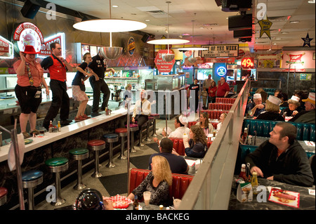 Stati Uniti, Illinois, Chicago, Ed Debevic's è un diner dal 50's dove i camerieri ballare e cantare sul contatore Foto Stock