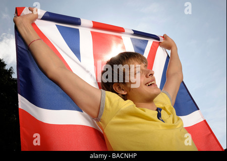 Ragazzo sventola una bandiera dell'Union Jack Foto Stock