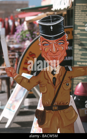 Francia, Var, Saint Tropez, il porto, la caricatura dell'attore francese Louis de Funes come un gendarme (poliziotto francese) in Foto Stock