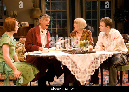 Scena da riprodurre la febbre da fieno di Noel Coward, Chichester Festival Theatre, UK Aprile 2009 Foto Stock