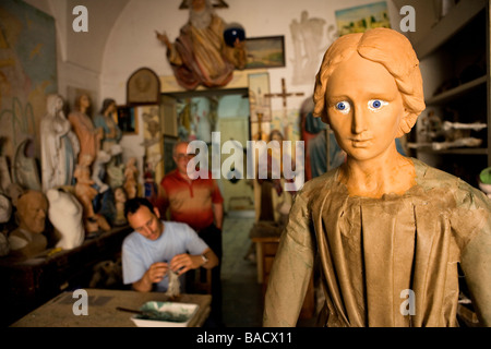 Italia Puglia Salento Lecce, atelier del Maestro Mario di Donfrancesco, una scultura realizzata in cartapesta Foto Stock