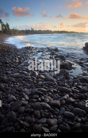 Sunrise over Hana Bay sulla costa nordorientale di Maui, Hawaii, nella città di Hana Foto Stock