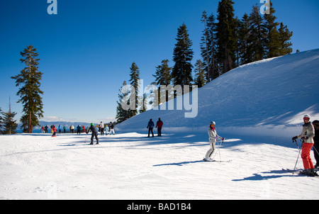 Olympic Valley, California; Sciatori sul pass affacciato sul lago Tahoe Foto Stock