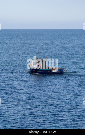 Barca da pesca in mare nei pressi di Trefor Pier, il Galles del Nord, Regno Unito Foto Stock