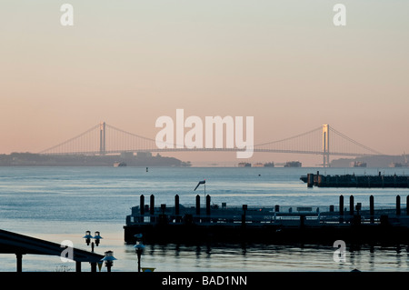 USA NY New York City Verrazano Narrows Bridge e Staten Island in background Foto Stock