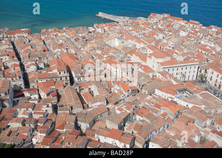 Vista dal castello, la città di Cefalù, Sicilia, Italia Foto Stock