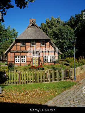 Tradizionale di Lüneburg Heath casa a Schröers Hof, Neuenkirchen, Bassa Sassonia, Germania. Foto Stock