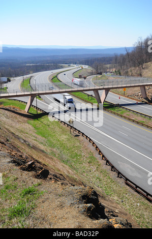 Stati Uniti Maryland Washington County Sideling Hill Interstate percorso 68 di un taglio di strada espone gli strati di roccia Foto Stock