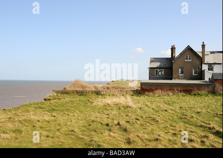 Erosione costiera,vicino Waxham,North Norfolk,casa abbandonata a picco sul mare con giardino che cadono in mare,Gran Bretagna,l'Inghilterra,UK Foto Stock