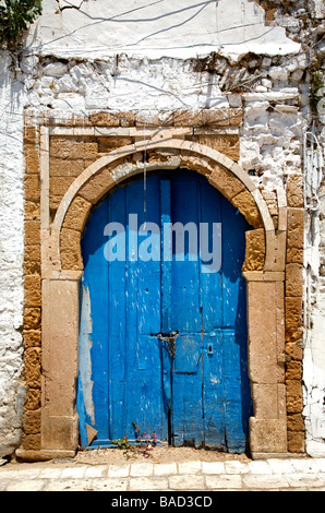 Dipinto di portale con arco in pietra, Tunisia, Africa Foto Stock