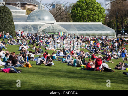 Una folla di gente che gode di una bella giornata di primavera presso il Giardino Botanico in Glasgow. Foto Stock