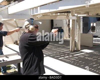 Un anziano membro del cittadino accademia di polizia incendi 9mm glock automatice pistola a Redondo Beach polizia intervallo di cottura Foto Stock