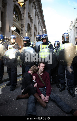 Un paio di sedersi in segno di protesta su Cornhill durante il G20 protesta Foto Stock