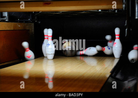 Nero palla da bowling colpendo bianco Pin Bowling Foto Stock