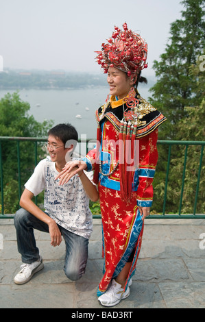 Vestito in epoca imperiale costume, giovane pone per foto, il Parco Beihai, Pechino, Cina Foto Stock