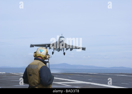 EA 6B Prowler praticare sulla USS Abraham Lincoln fuori di homeport, Everett, Washington con Marina membro di equipaggio in attesa Foto Stock