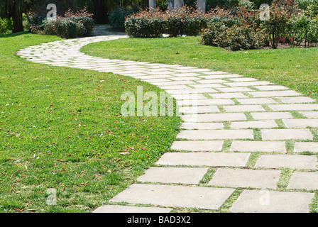 Percorso di granito in giardino con prato verde Foto Stock