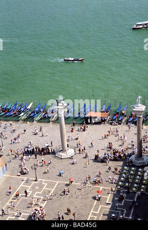 Una veduta aerea di Piazza San Marco a Venezia con barche e persone Foto Stock