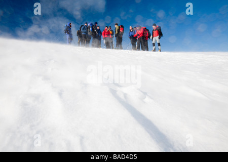 Un gruppo di alpinisti Cairngorm ascendente in Cairngorm National Park in Scozia UK Foto Stock