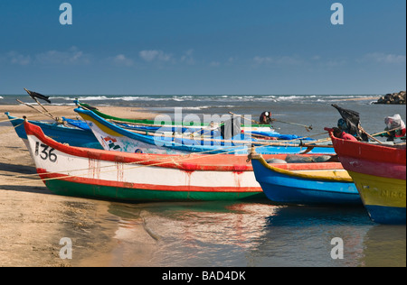 Barche sulla spiaggia di Velankanni Tamil Nadu India Foto Stock