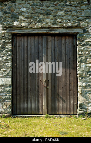 Un vecchio fienile porta nel distretto del Lago Foto Stock
