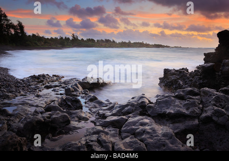 Predawn candelette su Hana Bay sulla costa nordorientale di Maui, Hawaii, nella città di Hana Foto Stock